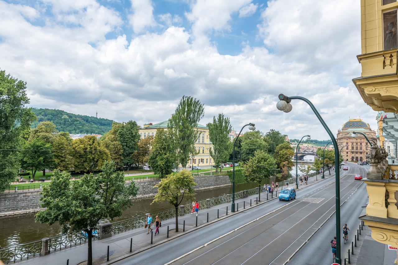 Riverside Apartment With A Balcony Prag Exterior foto